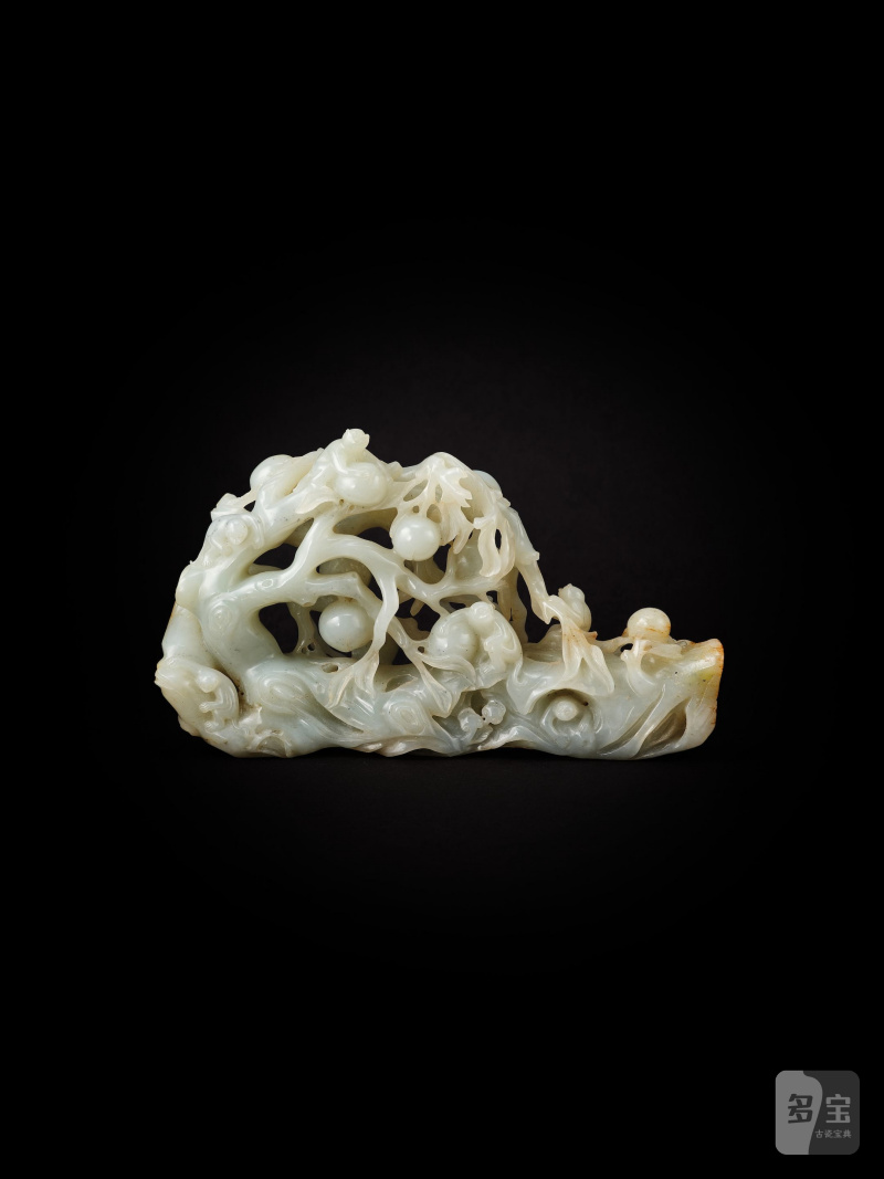 明末/清初　青白玉雕靈猴偷桃擺件 | A RETICULATED PALE GREEN JADE 'MONKEY AND PEACH' TRUNK